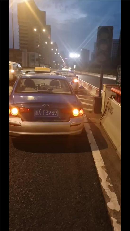 凌晨杭州中河高架上，车牌为浙AT3249的出租车司机惊奇的遇到了另外一辆浙AT3249的出租车