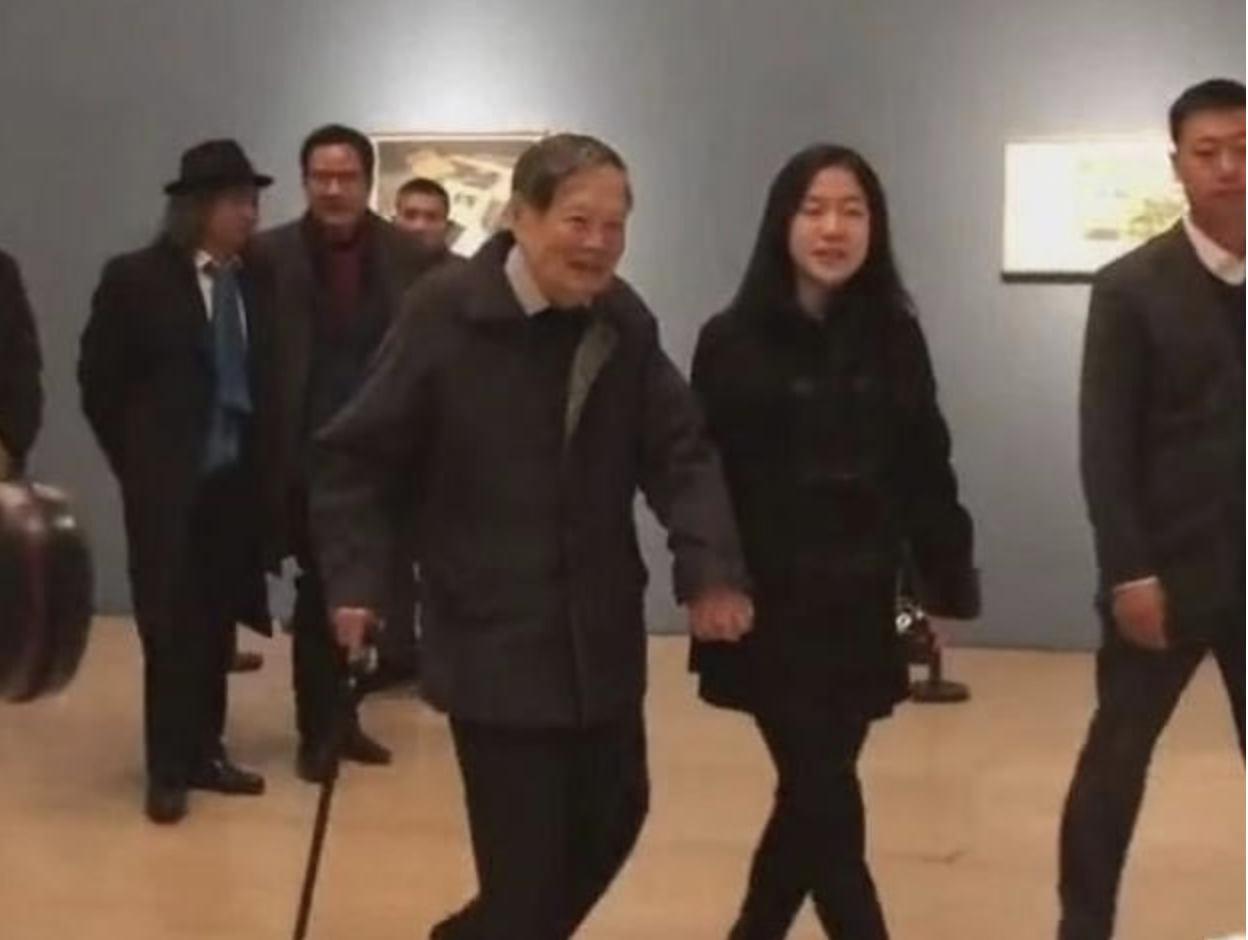 98岁杨振宁携娇妻看画展，两人十指相扣还不时目光对视并交流一番